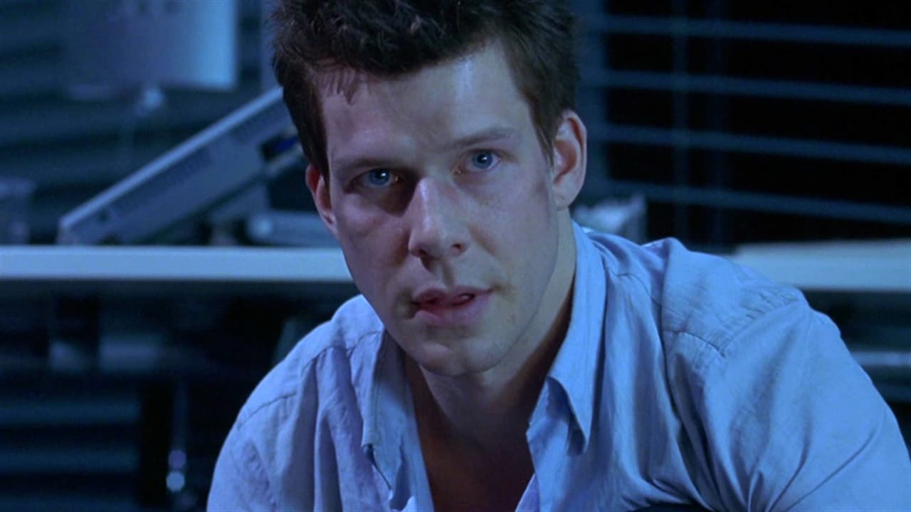 <b>Eric Mabius</b>
<br>Matt es uno de los hombres en la cinta que logra salir de la colmena con vida, aunque al final es raptado por la corporación Umbrella para experimentar con él. Dicho personaje mostró gran habilidad para la supervivencia.