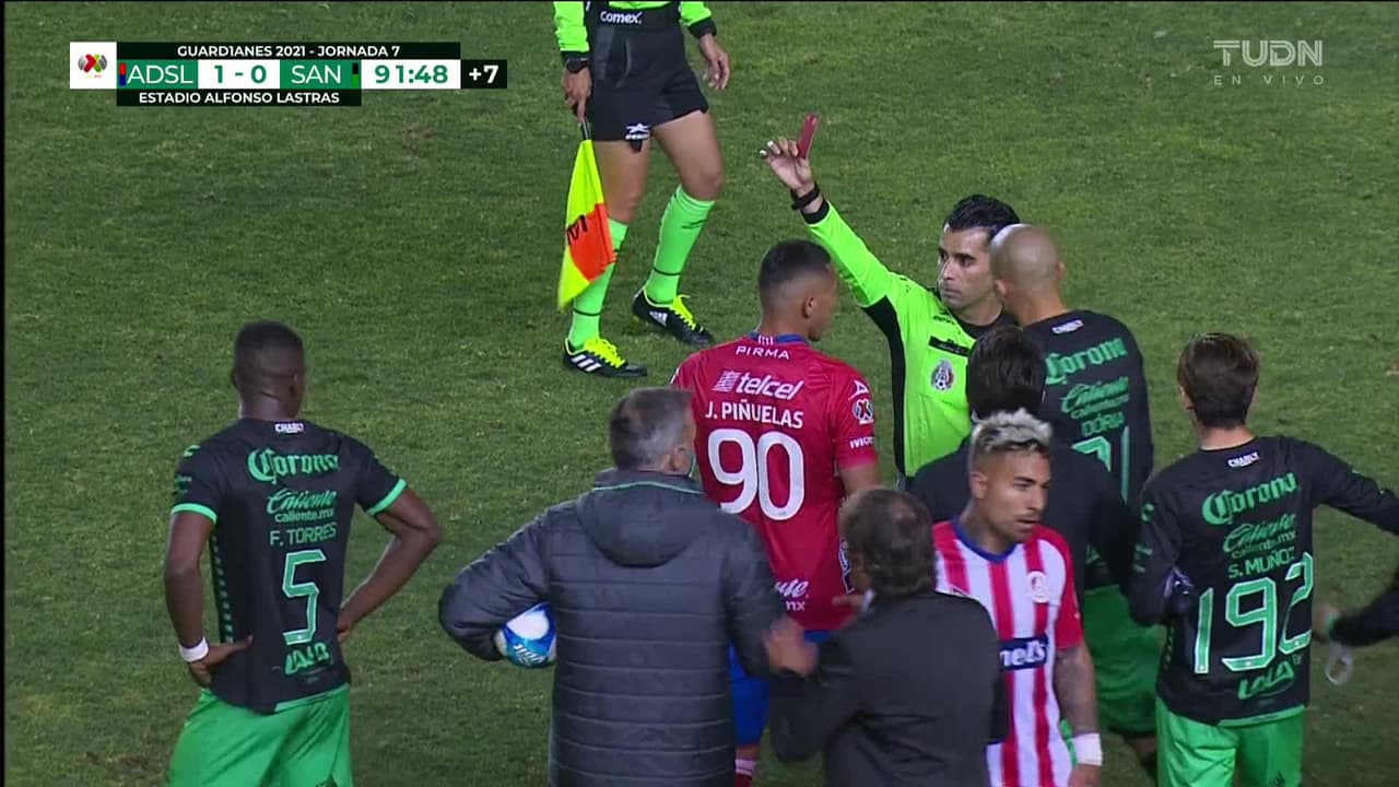 ¡Expulsión! El árbitro saca la roja directa a Félix Torres.