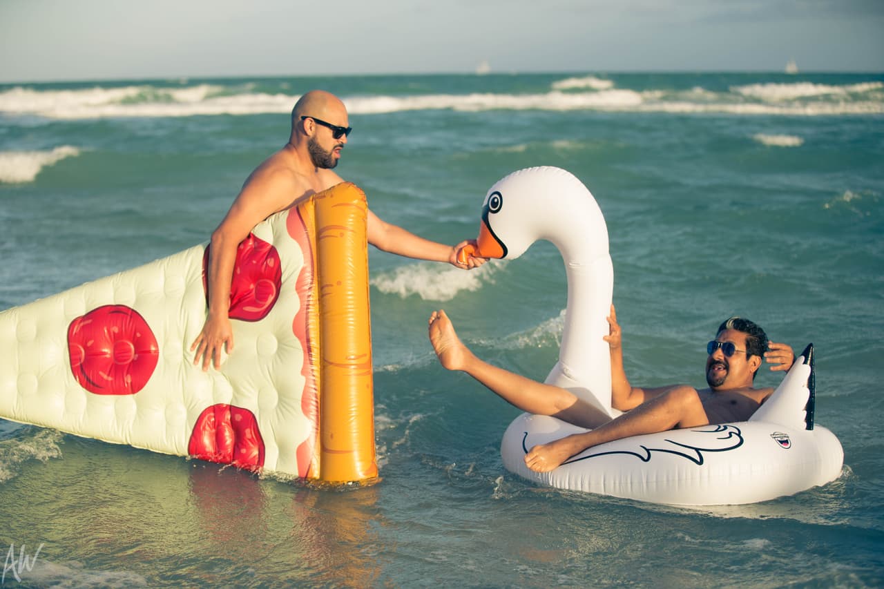 Los locutores se divertían como niños en la playa.
