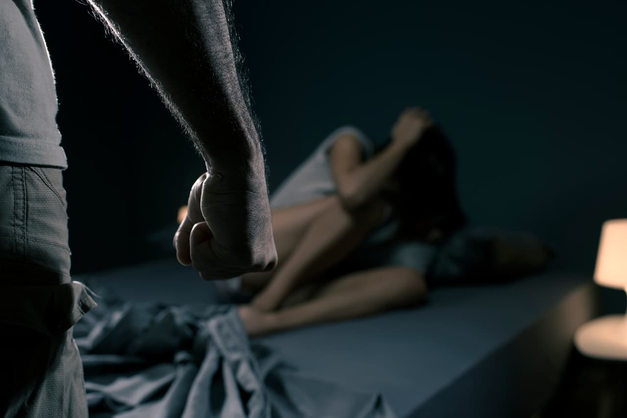 Un hombre soñó que su pareja lo engañaba y la golpeó en el rostro con una patada mientras dormía