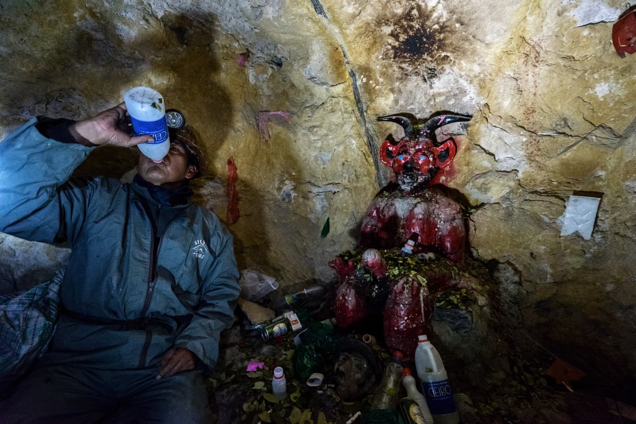 Los mineros se encomiendan al "Tío", como llaman al diablo, antes de adentrarse en los túneles.