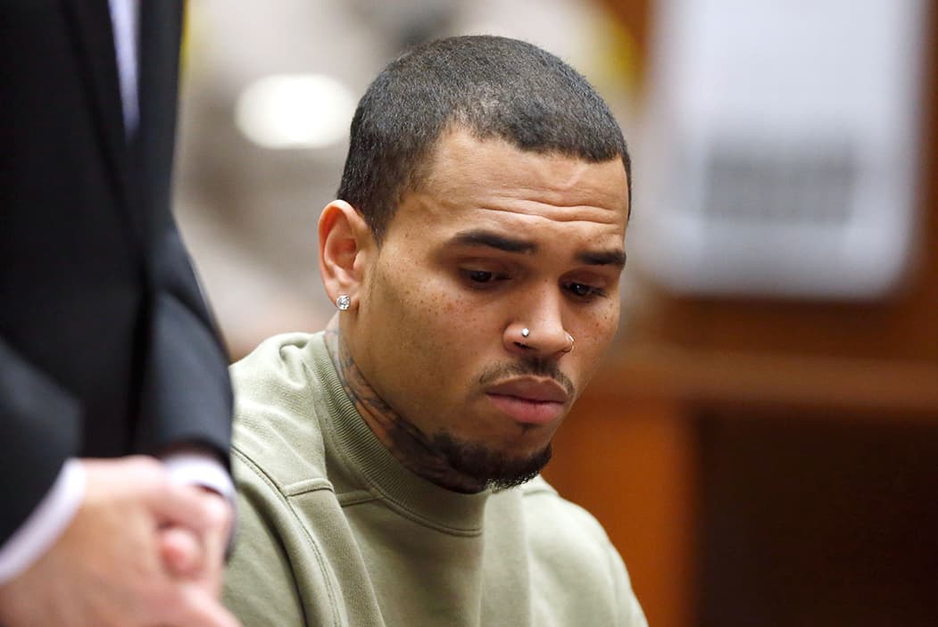 <b>Chris Brown</b> tendrá que comparecer ante una corte por varios casos en su contra. Uno de ellos es el de una mujer a la que 
<b>asegura que fue violada en la casa del cantante</b> por su amigo Lowell Grissom Jr.. Además la mujer, a la que en la demanda se le identificó con el seudónimo Jane Doe para proteger su privacidad, presentó otra acusación en contra de Brown por supuesta intimidación y hostigamiento.