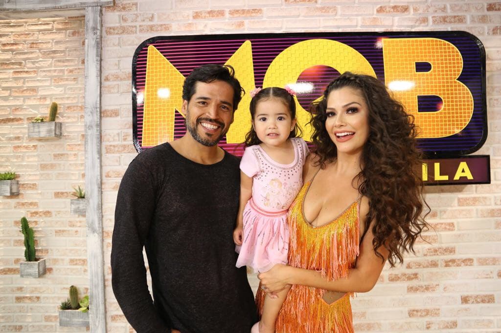 El rostro de Ana se iluminó al ver llegar a su esposo e hija.