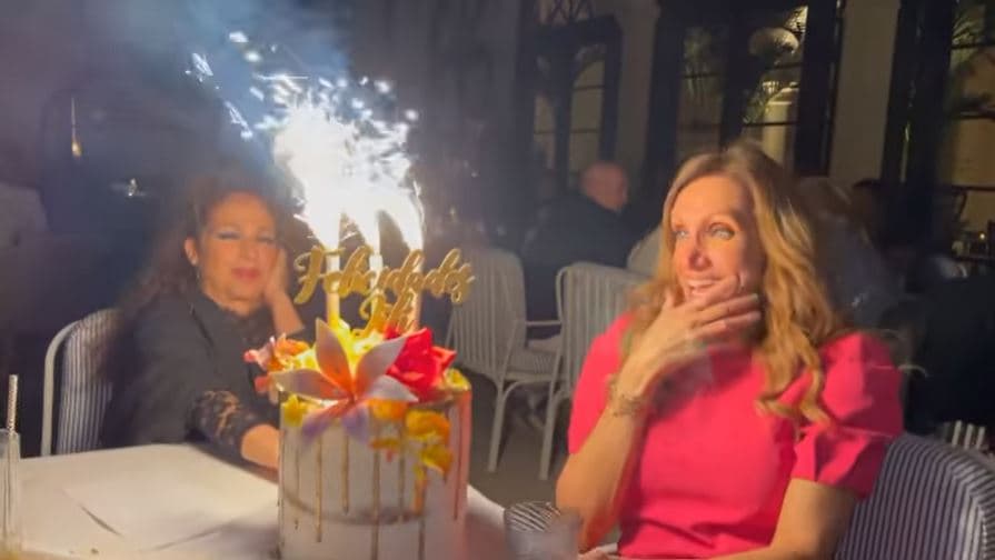 "¡Feliz cumpleaños mi flaquita! ¡Mucha salud y mucho amor en este nuevo año que emprendes! Te amamos. ¡Gracias por tanto cariño a mi hermosa! Happy birthday! Aquí celebrándote con esta hermosa familia de tantos años. @gloriaestefan @emilioestefanjr @tommymottola @liliestefan"