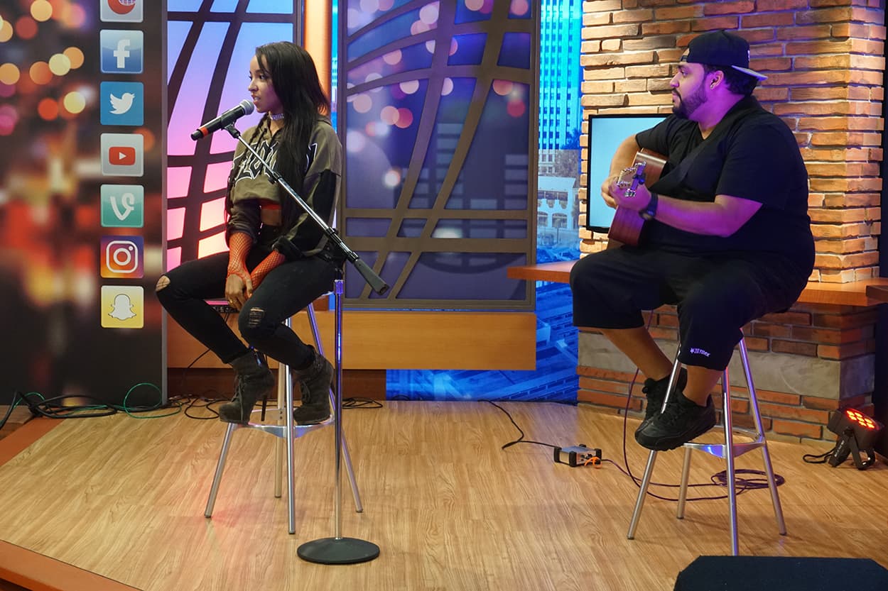 Tinashe stops by the Uforia Lounge for a quick acoustic session and a meet and greet.