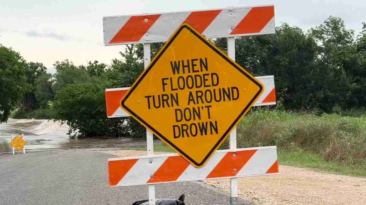 Advierten autoridades que inundaciones y apagones siguen siendo amenaza en Texas