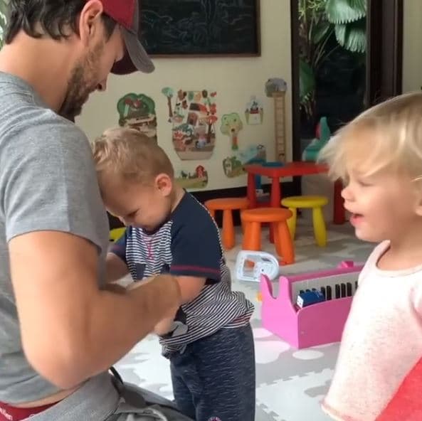 Este 19 de enero, a través de su perfil en 
<b><a href="https://www.instagram.com/enriqueiglesias/" target="_blank">Instagram</a></b>, el cantante español colgó una imagen junto a su hija Lucy, quien ya le dejar saber cuando algo no le gusta.