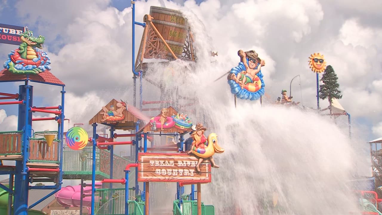 El Gator Splash tiene un gran balde que cada vez que se llena de agua, se voltea y sus enormes chorros son emocionantes para los pequeños visitantes.