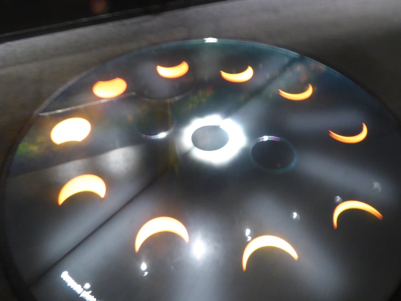 En Chicago, casi el 90% del sol será cubierto, creando una luz espectacular. La última vez que Chicago estuvo tan cerca del camino de un eclipse solar total fue hace 210 años en 1806. "Persiguiendo Eclipses" estará abierta hasta enero del 2018.