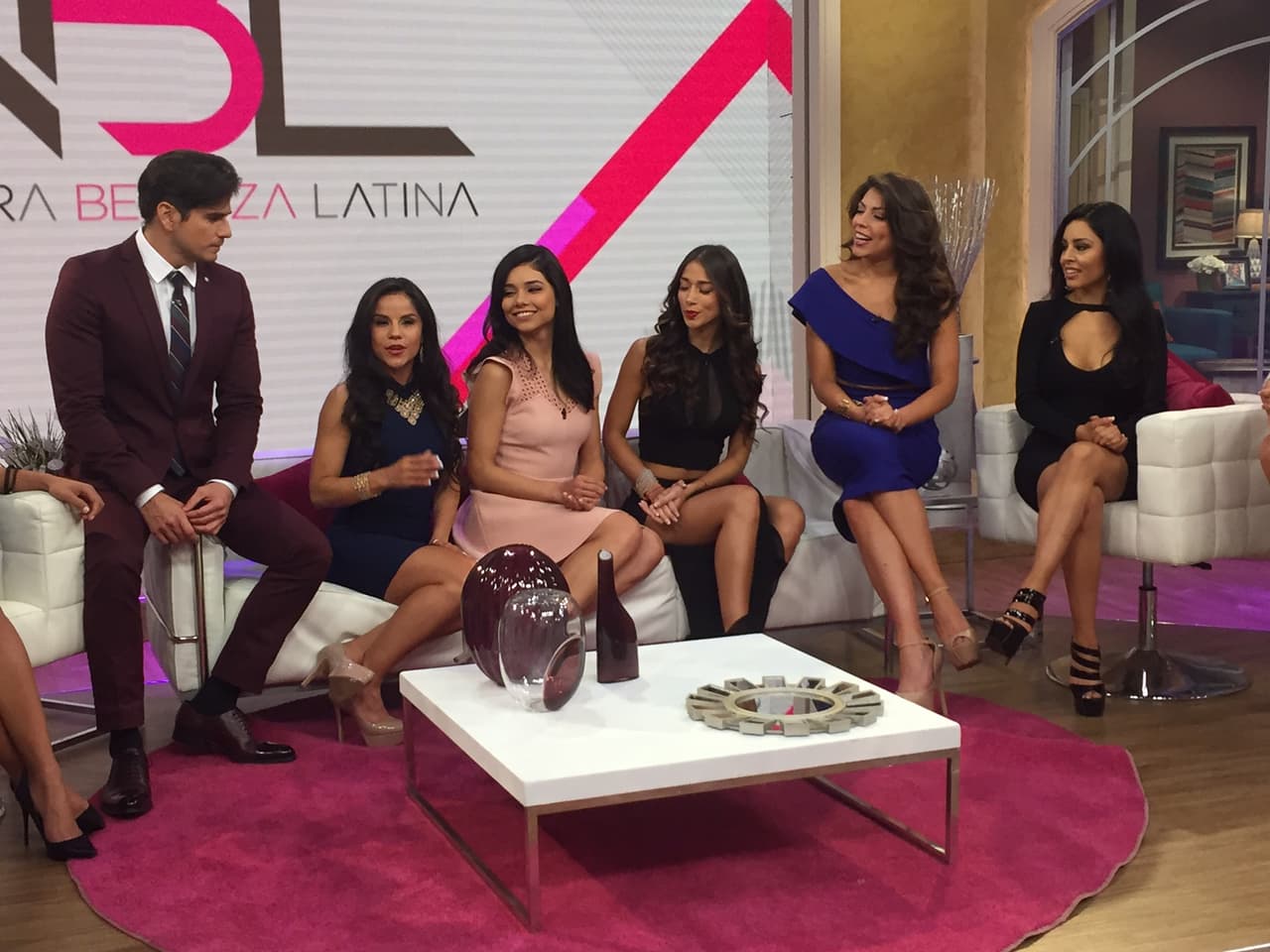 Este galanazo no llegó solo, con él despedimos a las cinco eliminadas de Nuestra Belleza Latina.