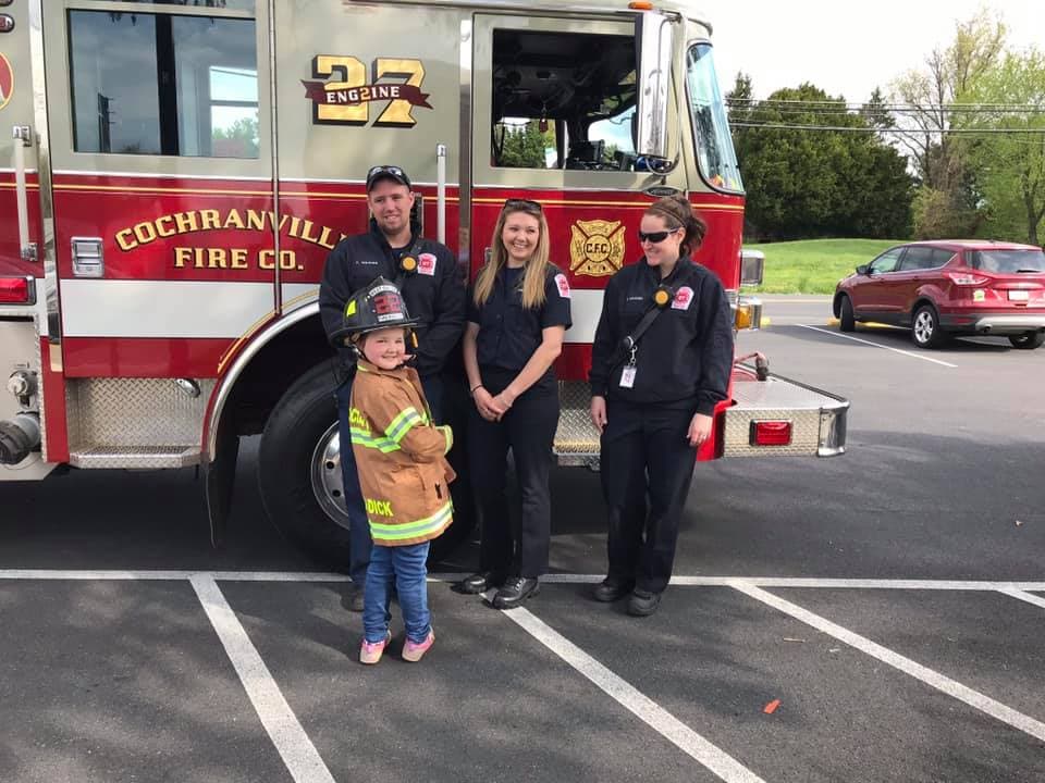 La primera sorpresa que se llevó Riley al llegar al colegio fue la bienvenida por parte de los agentes de Caysie Leigh, Concordville Fire & Protective Association y West Grove Fire Co, quienes les dejaron usar sus propios trajes de fuego personalizados. Además, a la menor le fue obsequiado el sombrero que usan los bomberos. Todo esto fue tan especial, porque según su madre, uno de los sueños de Jadick es ser parte de West Grove Fire Co.