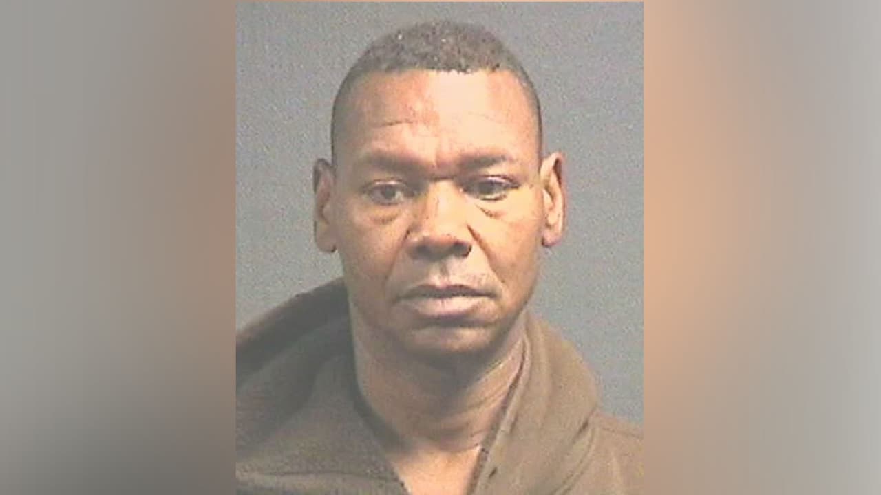 Arrestan a sospechoso de ofrecer pago a cambio de sexo a menores de edad en una parada de autobús 