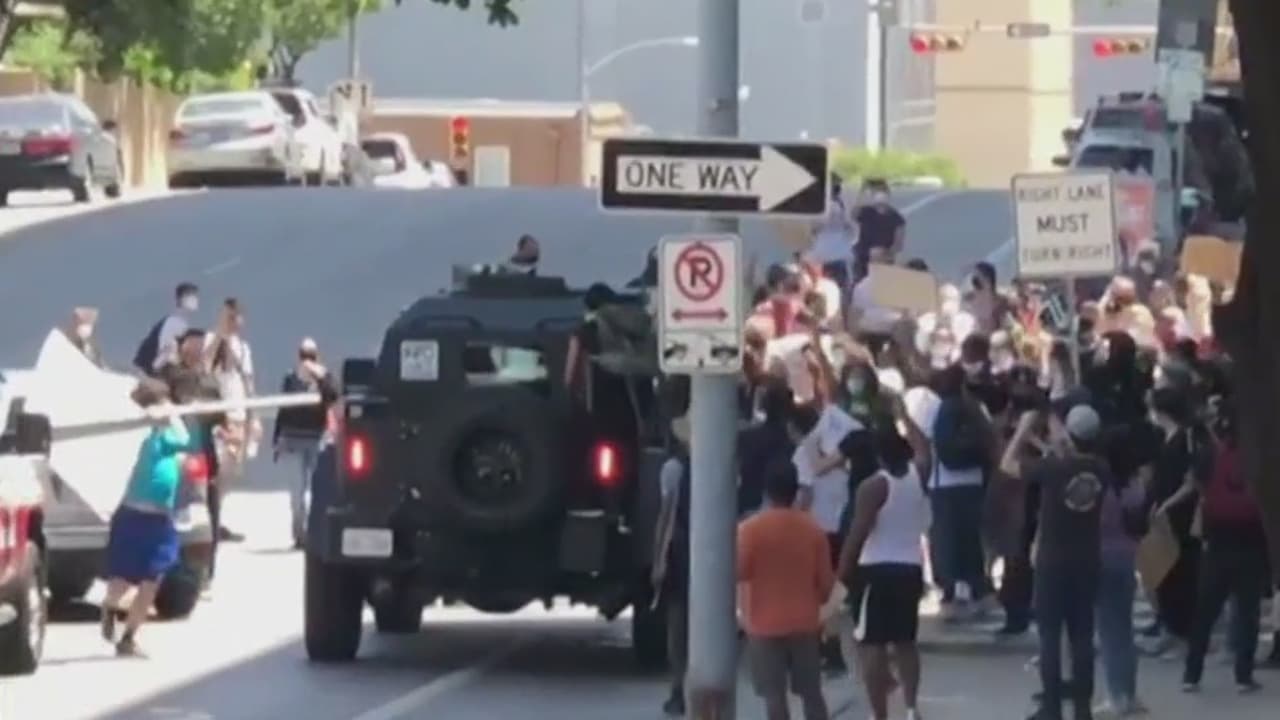 Manifestantes exigen justicia por la muerte de George Floyd y Mike Ramos en Austin