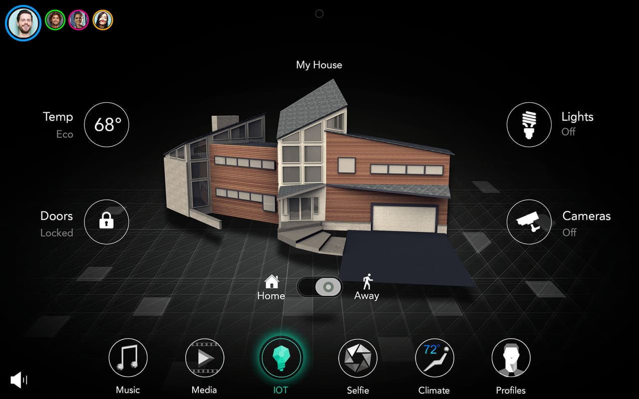 El sistema de info-entretenimiento del Chrysler Portal Concept no solo reconoce al conductor y a su pasajero sino que también puede 
<b>acceder a sus medios sociales, a sus restaurantes favoritos y hasta a su casa</b>. A través del interface principal el conductor puede controlar varios sistemas automatizados de su vivienda.