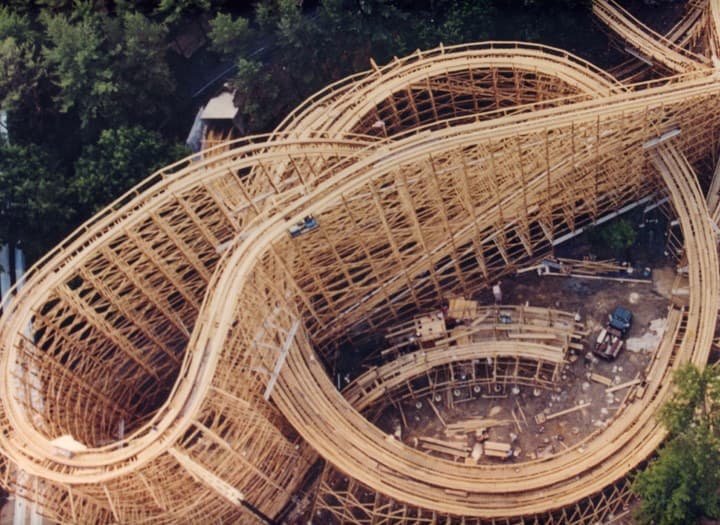 Knoebels es considerado el parque gratuito más grande de Estados Unidos y cuenta con más de 60 juegos, entre ellos tres montañas rusas de madera y tres de acero. Las más icónicas del lugar son Phoenix, Flying Turns y Twister.