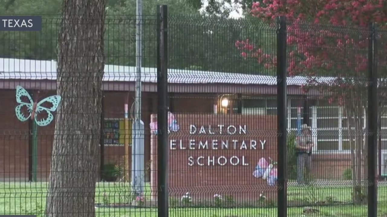 Primer día de clases en Uvalde tras la masacre del 24 de mayo en la primaria Robb