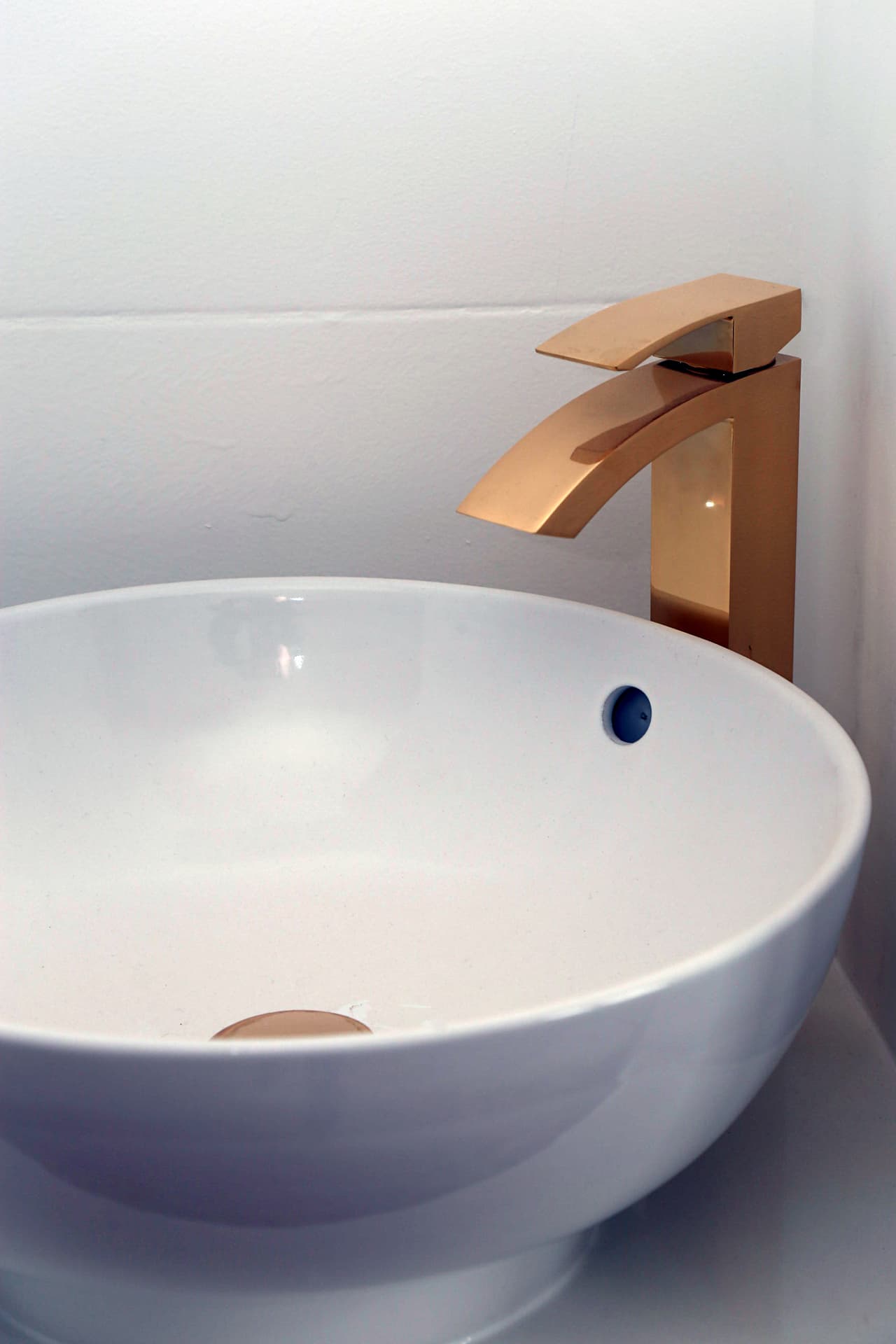 <b>Reemplaza las manijas</b>. Puedes ir de la mano con las tendencias de este año, sumando toques de dorado en las manijas de muebles, gabinetes o llaves del baño. Si son antiguas, podrías aprovechar para pintarlas.