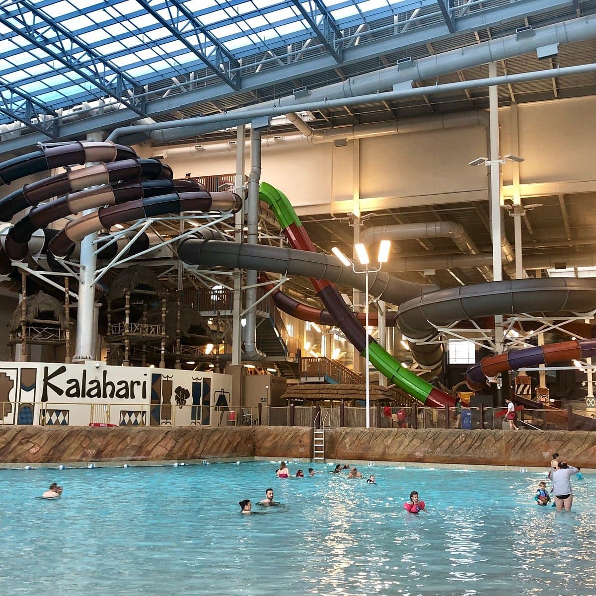<b><a href="https://www.kalahariresorts.com/pennsylvania/parks-and-passes/indoor-waterpark/">Kalahari Waterparks</a></b>. Es el parque acuático en interiores más grande del este de Estados Unidos y cuenta con muchas opciones para refrescarse junto a toda la familia.
<br>
<br>
<b><a href="https://g.page/kalahari-pocono-manor?share">Cómo llegar</a></b>