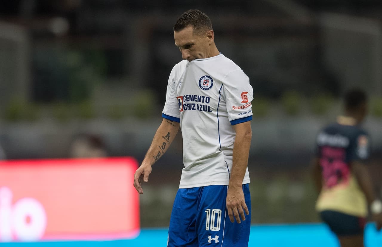 A pesar de su impotencia, Giménez salió en medio de la vergüenza por la roja directa que dejó a su equipo en desventaja.