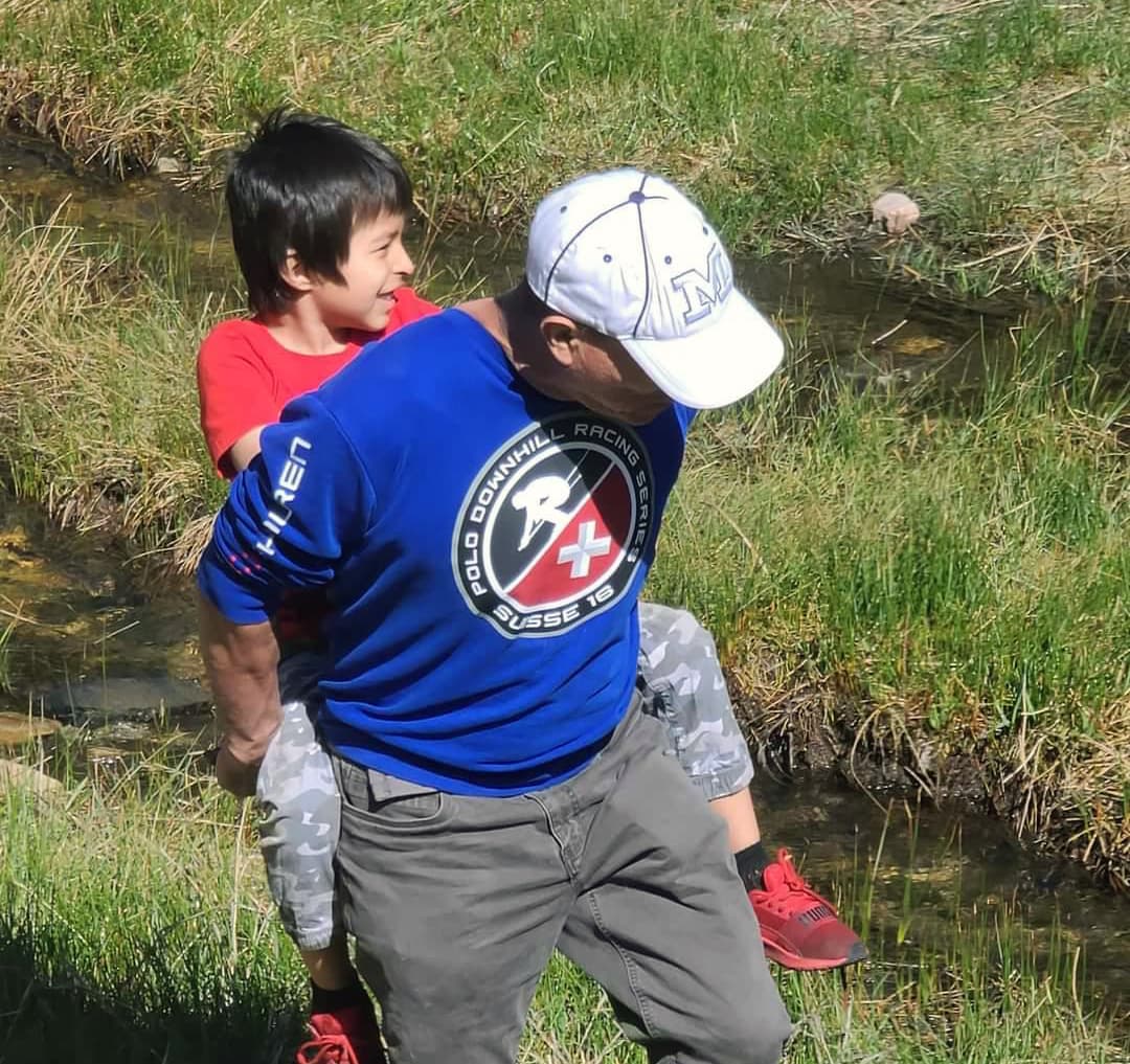 Felipe de Jesús Díaz disfruta junto a su hijo de ocho años de paseos por las montañas de Utah.