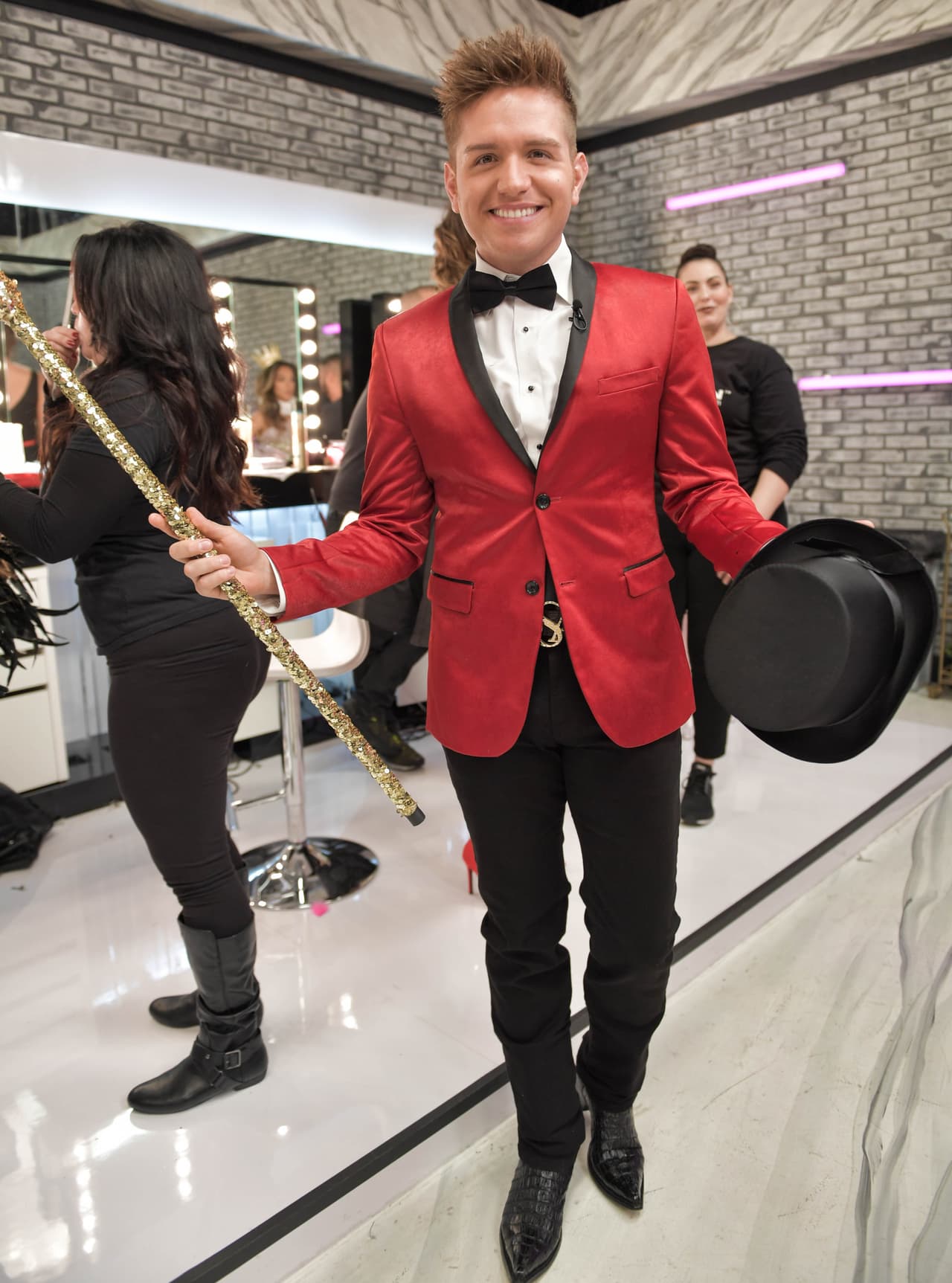 Con saco rojo, sombrero de copa y corbata de moño, el cantante mexicano lució irreconocible.