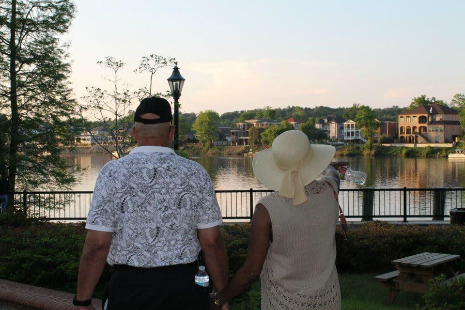 <b>Augusta</b>
<br>
<b><a href="https://maps.app.goo.gl/myUnHo1RWLrvWViA6">Cómo llegar</a> </b>
<br>
<br>Si viajas a Augusta con su ser querido podrán pasear por el Riverwalk del centro, detenerse en los tranquilos jardines japoneses y luego tomar una taza de café mientras contemplan el pintoresco río Savannah. También podrán pasar el tiempo visitando el Museo de Historia de Augusta, la Casa de la infancia del presidente Woodrow Wilson o el Museo de Historia Afroamericana Lucy Craft Laney.