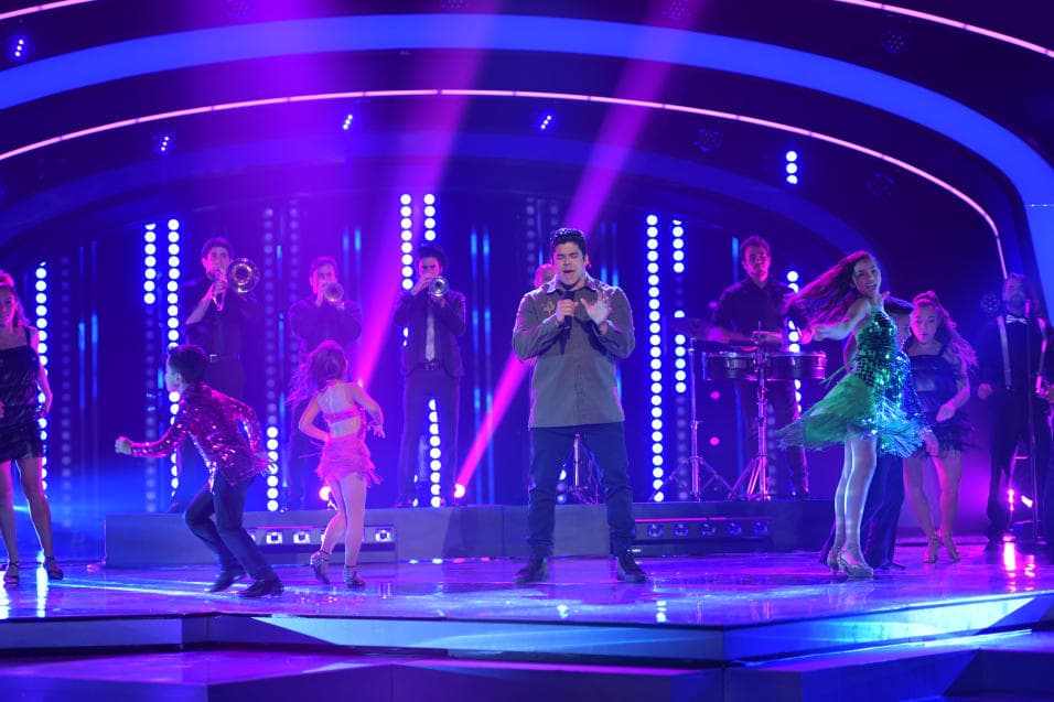 El salsero presentó un medley de sus grandes éxitos, mientras los bailarines de la competencia sorprendieron con sus pasos.
<b><a href="http://www.univision.com/shows/pequenos-gigantes/jerry-rivera-puso-su-mejor-salsa-para-que-los-ninos-encendieran-la-pista-video" target="_blank">Mira la presentación</a></b>