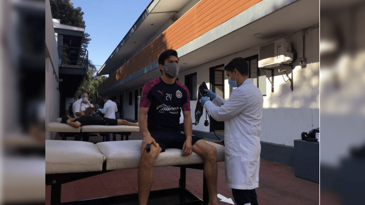 El delantero mexicano, Oribe Peralta, recibiendo atención médica para conocer su estado de salud.