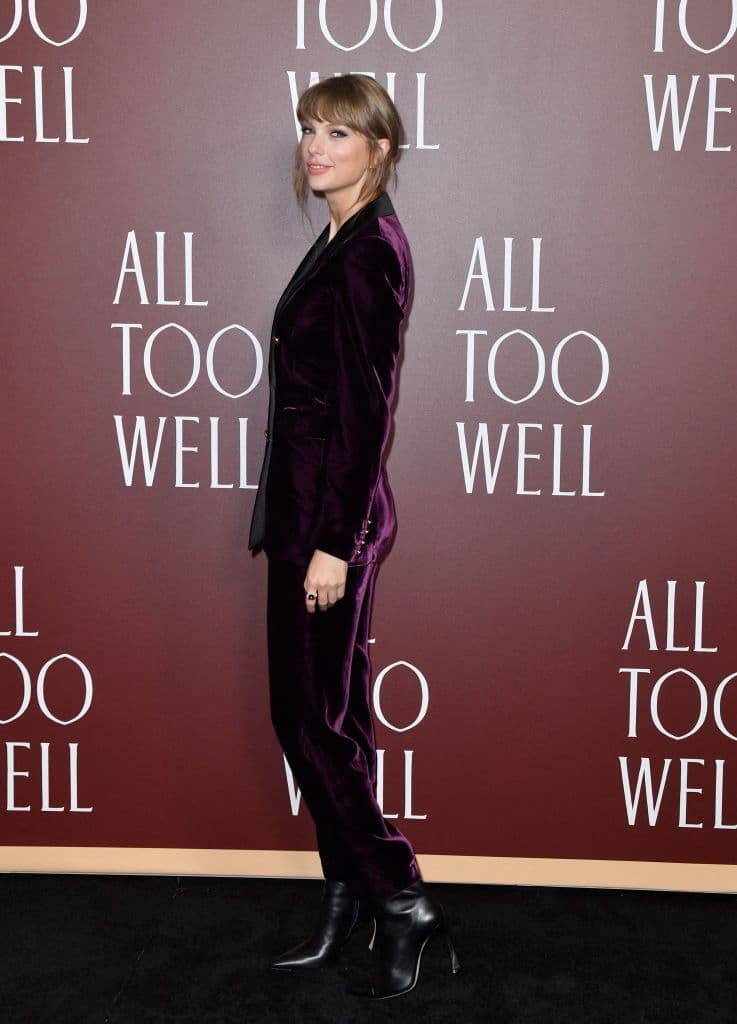 La cantante se mostró con un conjunto en morado de terciopelo, con las solapas en negro y grandes botones dorados.