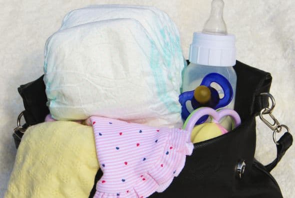 Mantén el bolso del bebé debajo de tu silla, para tener un acceso más cómodo a él.