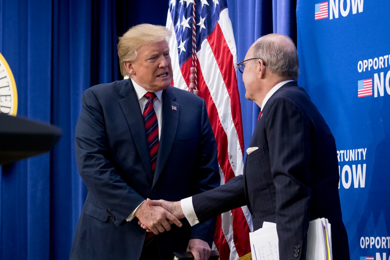 El presidente Donald Trump le da la mano al asesor económico en jefe de la Casa Blanca, Larry Kudlow, en Washington.