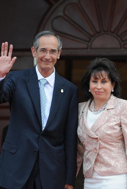 Como esposa de Colom, Torres estaba impedida de postular a la presidencia, pues la Constitución guatemalteca prohíbe que los parientes del mandatario saliente, hasta el cuarto grado de consanguinidad y segundo de afinidad, sean candidatos.