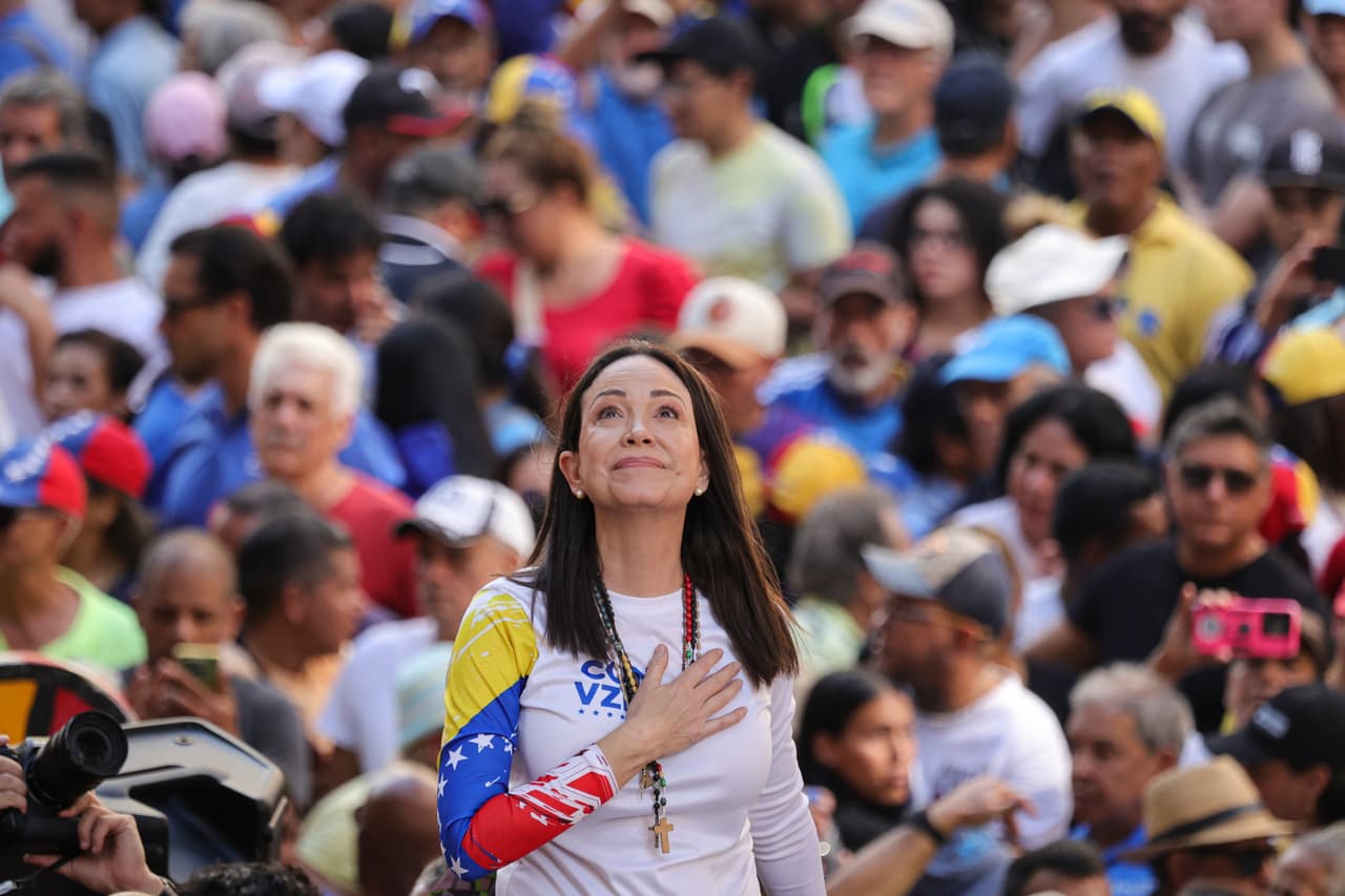 La activista y política venezolana 
<a href="https://www.univision.com/noticias/mundo/premio-nobel-de-la-paz-2025" target="_blank">María Corina Machado</a> ha sido nombrada Premio Nobel de la Paz 2025. El Comité del Nobel la destaca por ser una 
<b>“valiente y comprometida defensora de la paz”</b>, pero además estos son otros cuatro motivos por los que la venezolana recibió este galardón.