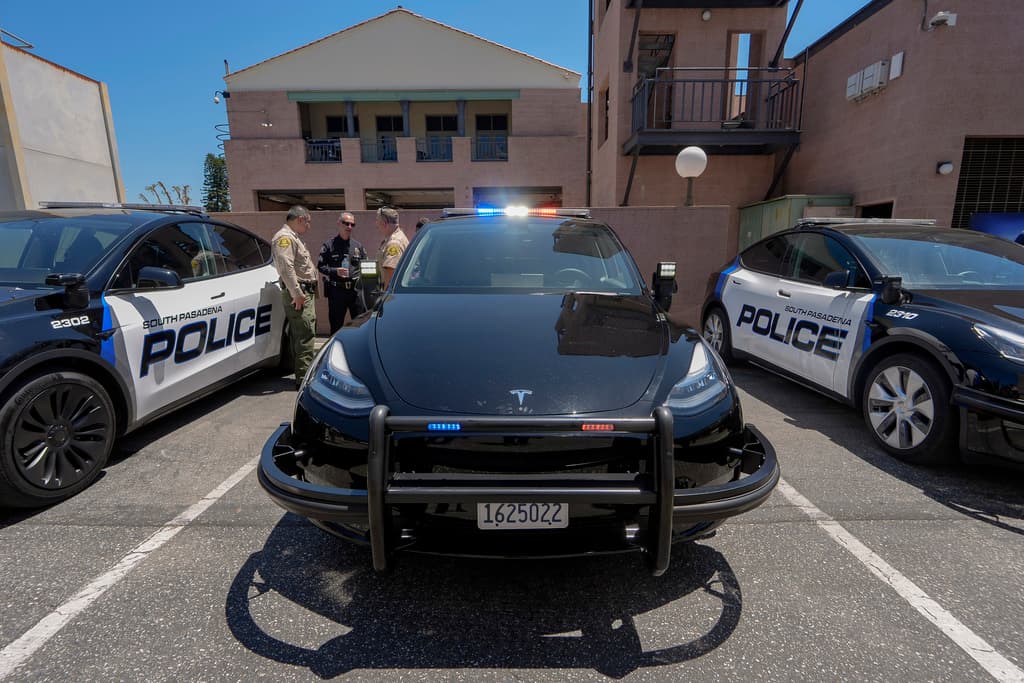 Las 20 unidades nuevas, marca 
<b><a href="https://www.univision.com/local/los-angeles-kmex/captan-a-tres-ladrones-tratando-de-robarse-las-llantas-de-un-tesla-en-downey-video" target="_blank">Tesla</a></b>, no producen gases contaminantes que afecten la atmósfera.