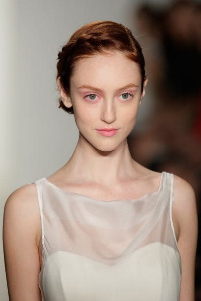 Tiene un escote de corazón atenuado por un cuello translúcido muy romántico, perfecto para la etapa que vive actualmente Kim.