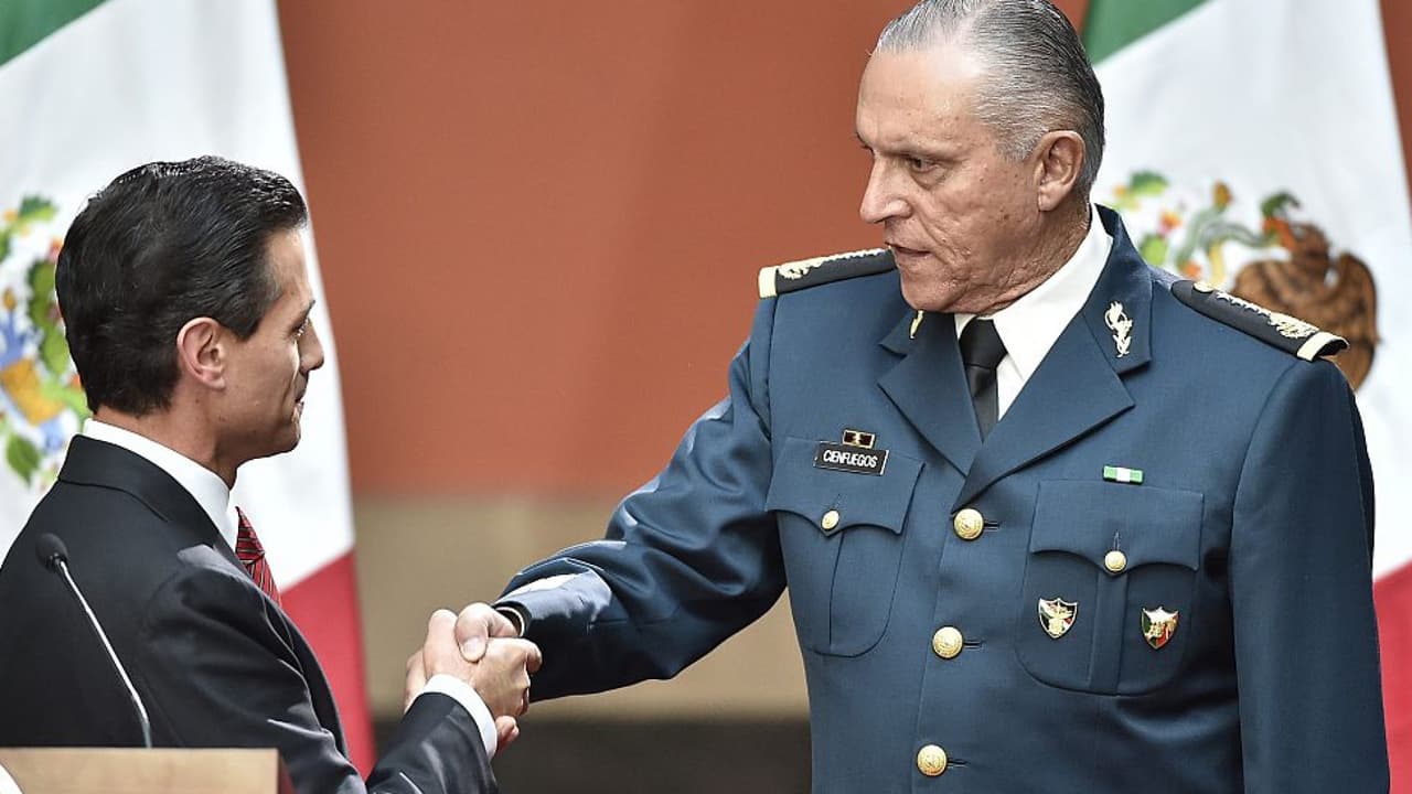Quién es Salvador Cienfuegos, el influyente militar y exsecretario de Defensa mexicano detenido en EEUU