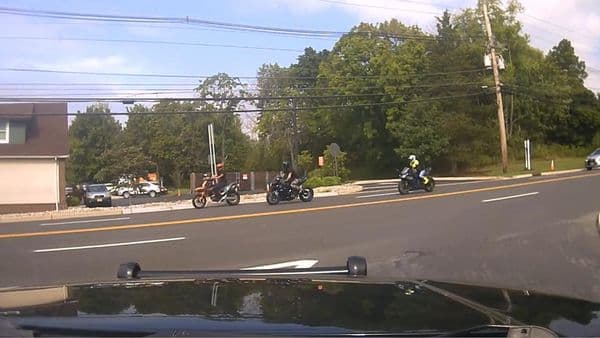 La policía busca a un grupo de motociclistas acusados de atacar y robar a un conductor en Clinton Township, Nueva Jersey. 
<br>