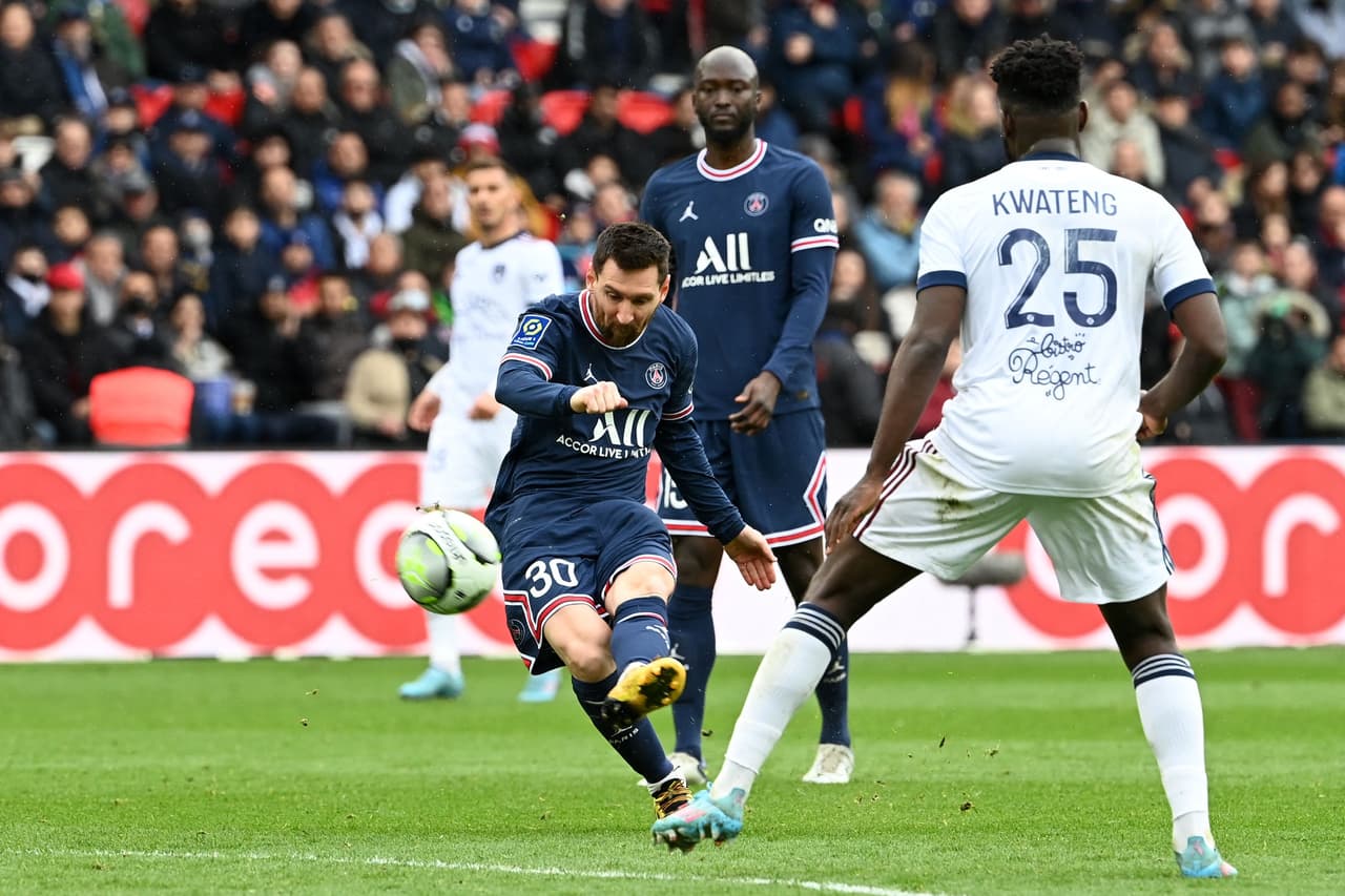 El PSG goleó al Bordeaux con los goles de Mbappé, Neymar y Leandro Paredes, pero ni esa victoria evitó los abucheos de sus seguidores, quienes castigaron especialmente al Ney y Lio.