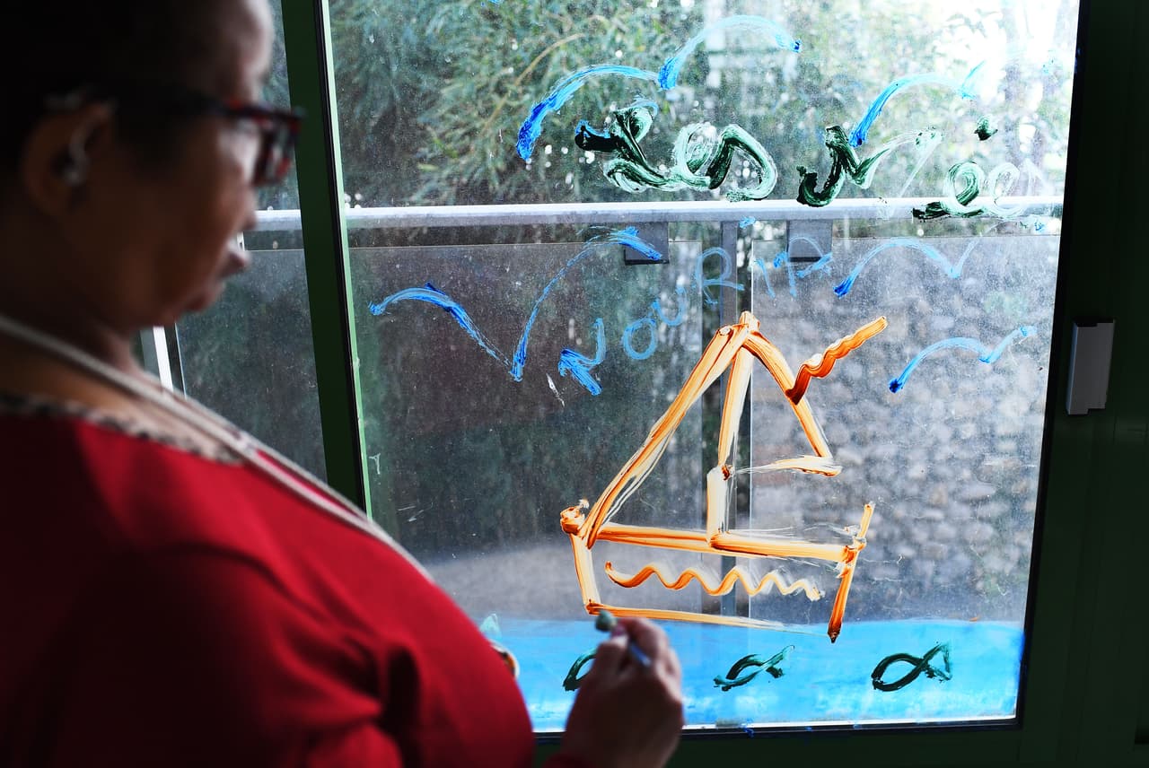 "
<b>Una persona con discapacidad envejece mucho más rápido y no puede esperar hasta que tenga la edad suficiente para ir a una casa de retiro</b>, que además no se adapta necesariamente a ella porque sigue teniendo buena movilidad, a diferencia de otros residentes", explica a AFP Martine Michel, médico especializada en psicología que trabaja en la residencia.