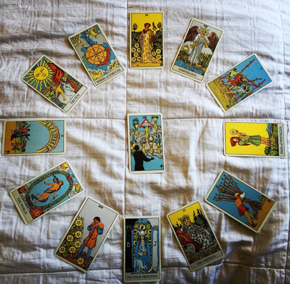 En el tarot también hay que revisar las combinaciones de cartas que saca un consultante. Hay quienes creen que si el Mago aparece junto al Diablo, La Muerte o la Torre, puede significar que alguien le está haciendo algún hechizo de magia negra, pero si aparece invertida con la carta de los Enamorados, indica una infidelidad pasajera.