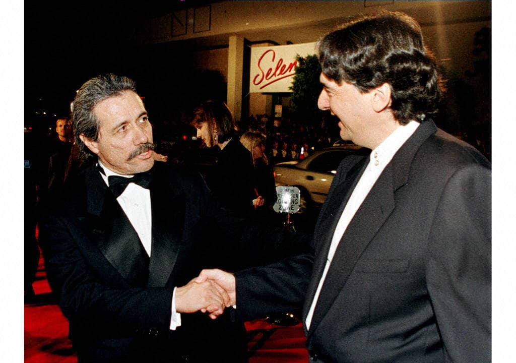 El agente Edward James Olmos (izquierda) saluda al director Gregory Nava en el estreno mundial de la película "Selena".
<br>
