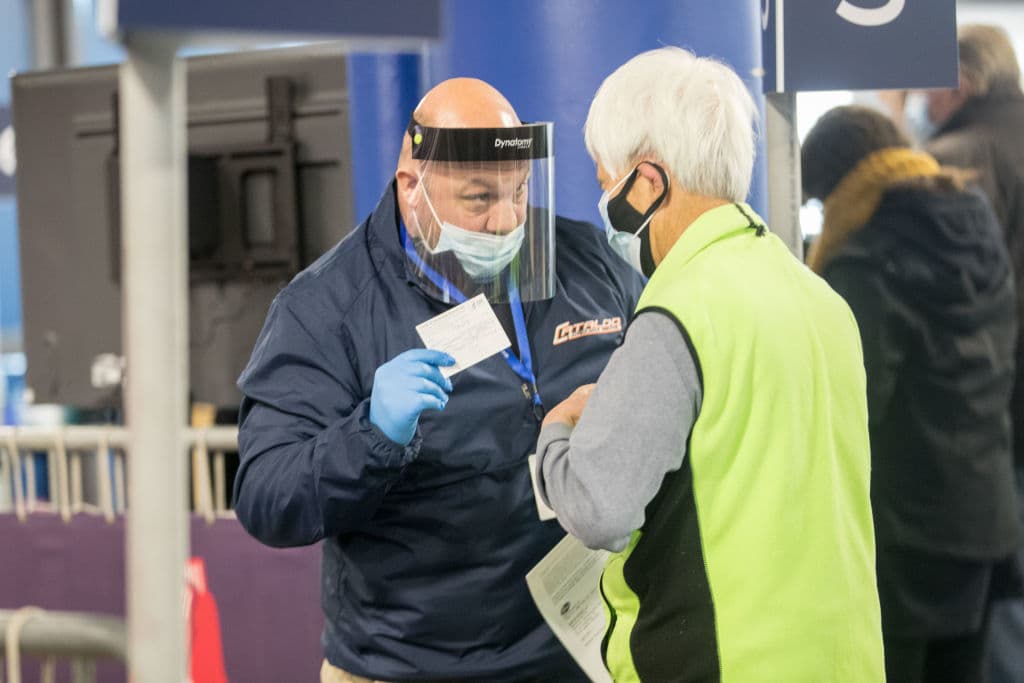 El pasado 30 de marzo, el FBI ya había pedido que, si alguien no había sido vacunado “no compre tarjetas de vacunación falsas, ni tampoco complete tarjetas auténticas con información falsa”. La agencia dice que, si ves algún tipo de fraude relacionado con 
<a href="https://www.univision.com/temas/covid-19-enfermedad">covid-19</a> o te piden que entregues información, 
<b>puedes ponerte en <a href="https://www.fbi.gov/coronavirus" target="_blank">contacto con el FBI y dejarles una pista en línea</a></b> o por teléfono en el 1-800-CALL-FBI.