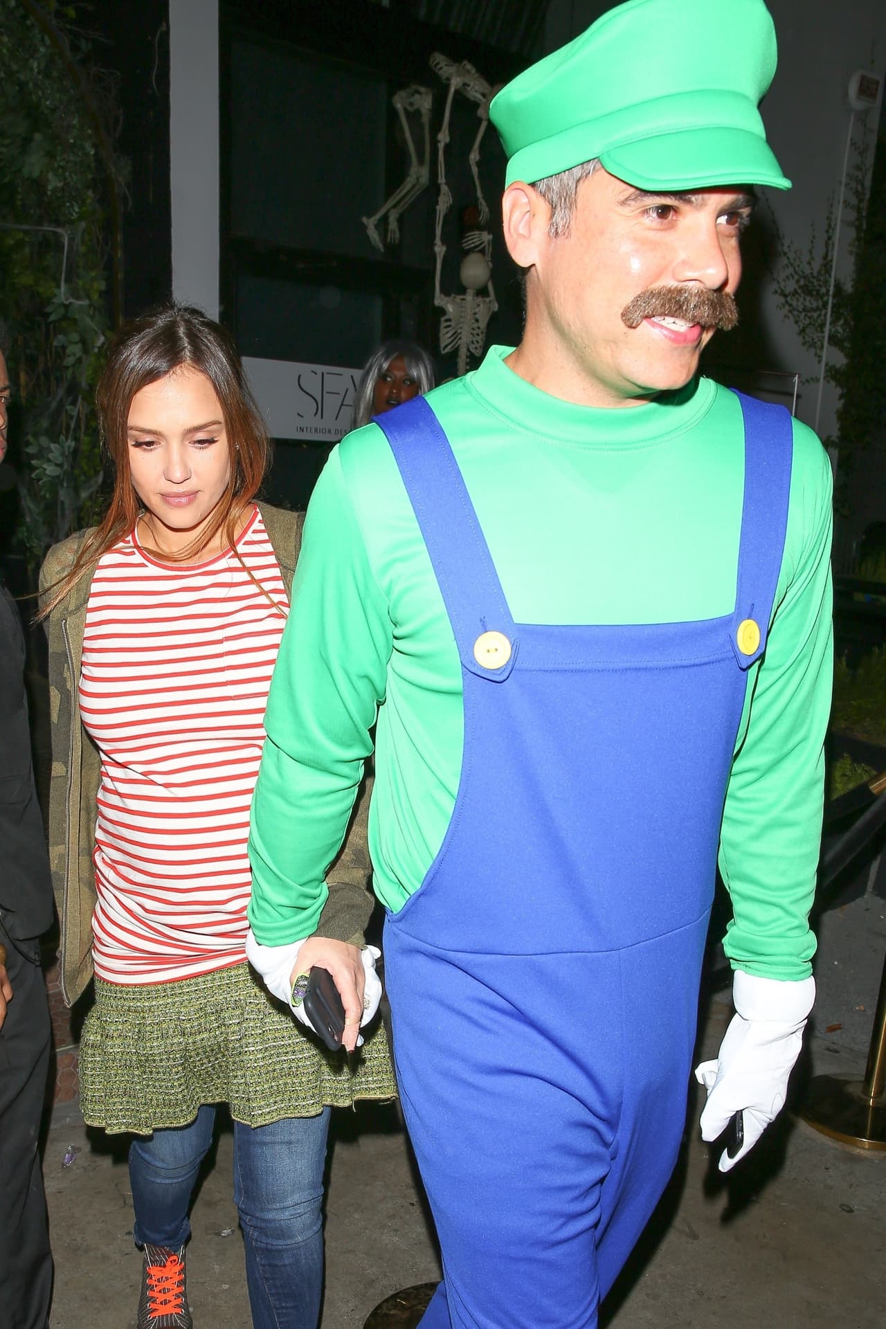 En el Kelly Rowland's Costume Couture Bash Poppy 2017, Cash Warren se presentó disfrazado de 'Luigi, mientras que su esposa, Jessica Alba, apareció en un avanzado estado de gestación.
