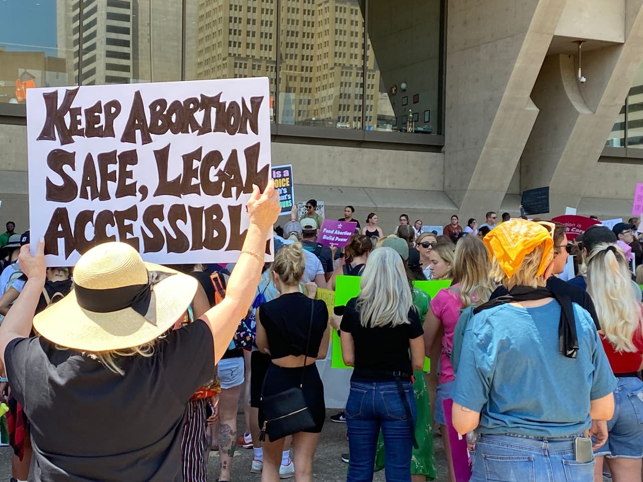 Son cientos de mujeres manifestándose afuera del Ayuntamiento de Dallas contra el fallo de la Corte Suprema sobre el aborto.