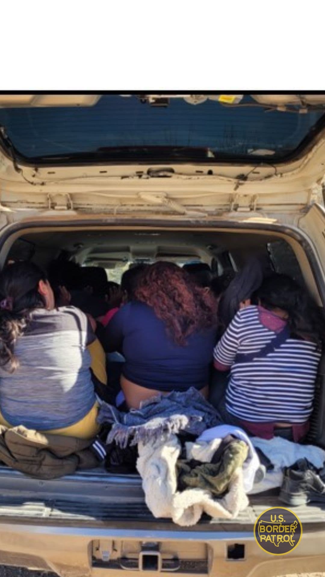 Como salchicas enlatadas, así llevaban a este grupo de inmigrantes en una camioneta que traspasó el muro fronterizo.