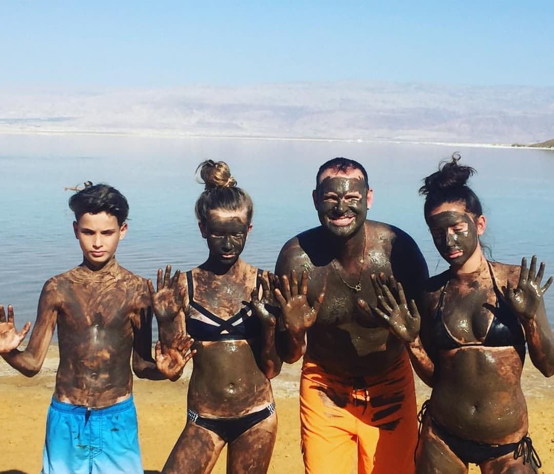 La diversión es parte de la familia Tacher, por lo que extraña gozar la vida con la compañía de Hannah. “Yo sé que hay FaceTime, que hay aviones y que estaremos en el mismo país, y también sé que está feliz porque entró a la universidad de sus sueños, pero tenerla tan cerca y reír juntos, eso es lo que voy a extrañar demasiado.”, mencionó Alan en un segmento del show días antes de que ella partiera.
<br>