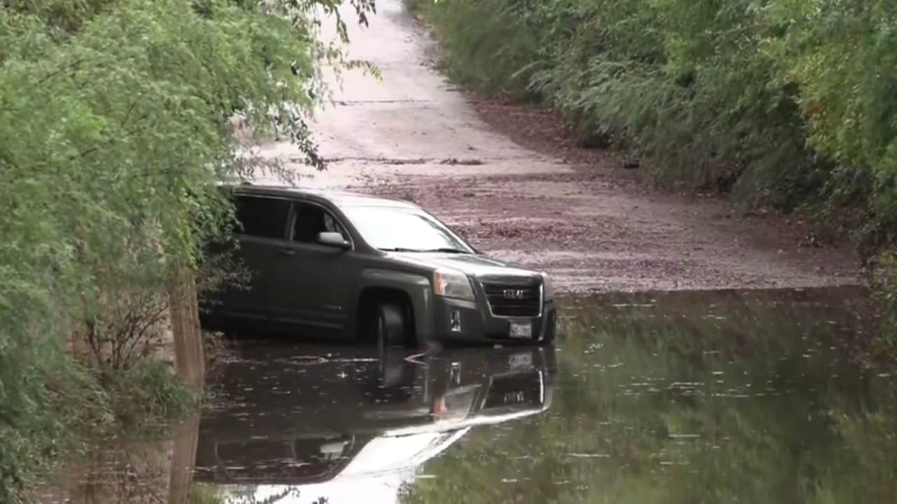 Calles inundadas, vehículos atrapados y rescates: los estragos de las fuertes lluvias en San Antonio