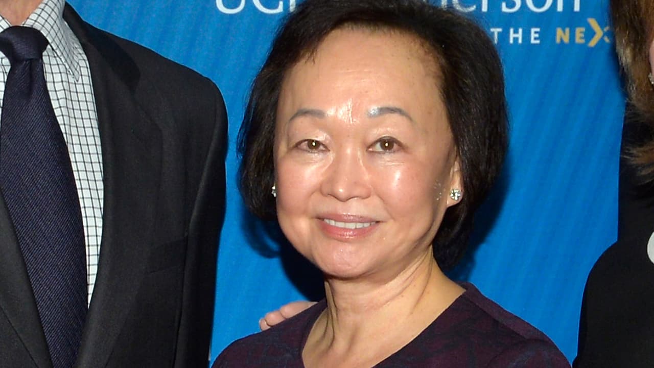<b>Peggy Cherng, empresaria de restaurantes, tiene un patrimonio de 1,800 millones de dólares. </b>Es co-directora ejecutiva de la cadena de comida rápida china Panda Express, que cuenta con casi 2.000 locales en el país.
<br>En 1983 dejó su carrera de ingeniería para ayudar a su esposo Andrew a abrir el primer restaurante Panda en Los Ángeles. 
<br>