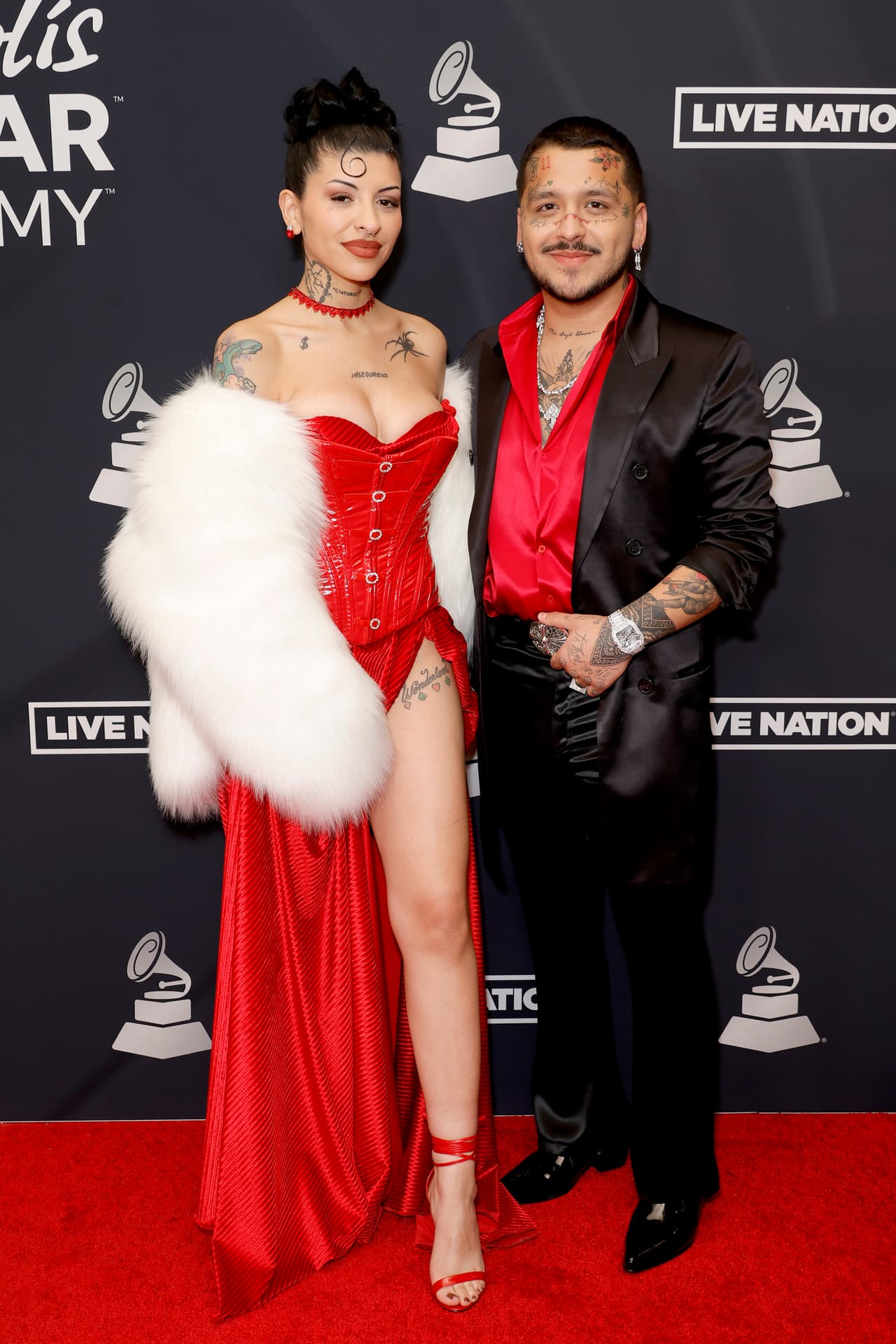 La pareja fue el centro de atención en la alfombra roja, no solo por demostrar su amor en público, también por los looks que eligieron para esta gala.