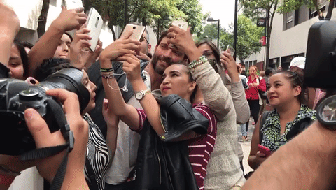 "El hombre más guapo del mundo", "Julián, estamos contigo", fueron algunos de los comentarios que le gritaban.